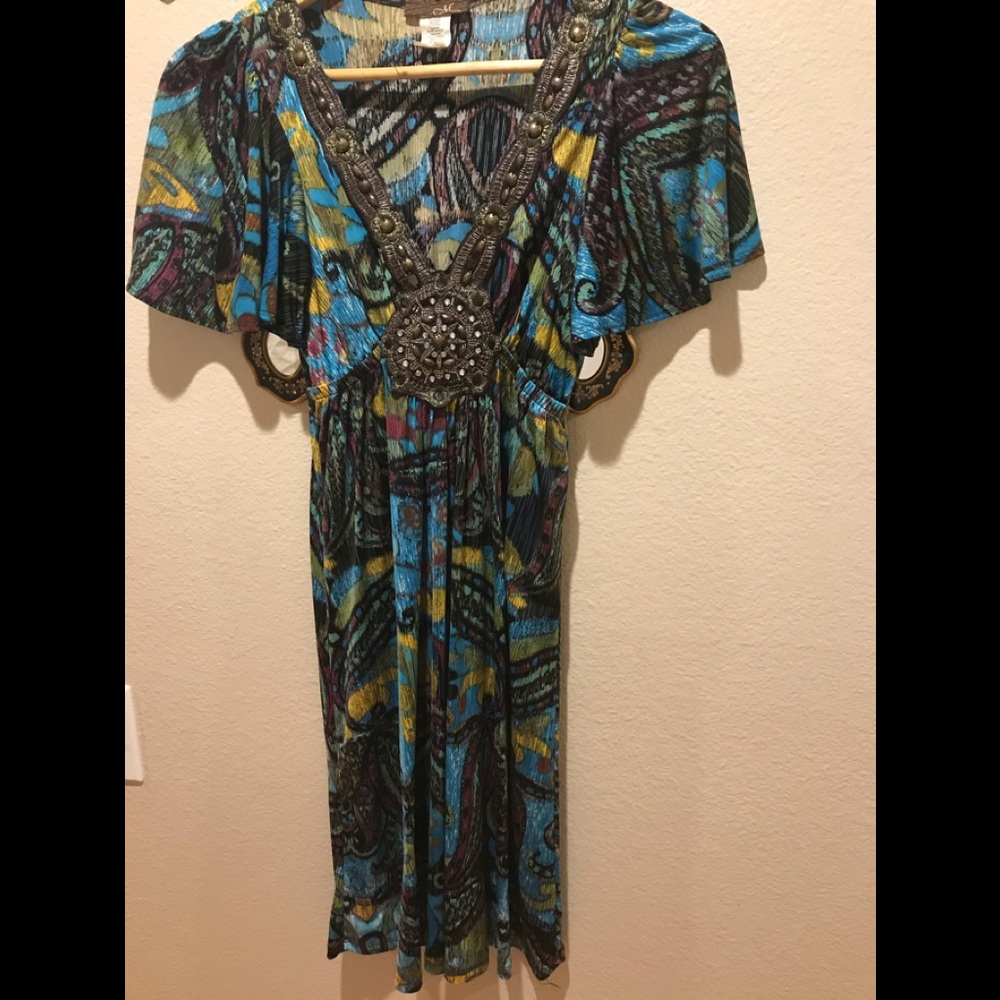 Vestido seda pesada. Bella caída. Broche en escote